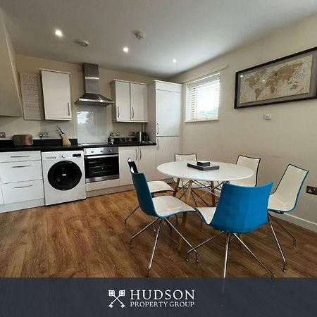 Three Bedroom Townhouse With Parking Телфорд Екстер'єр фото