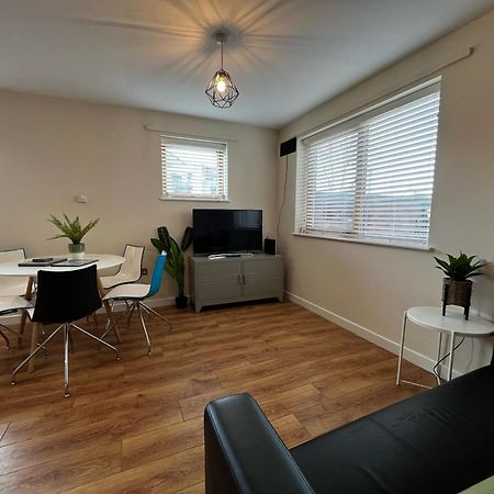 Three Bedroom Townhouse With Parking Телфорд Екстер'єр фото