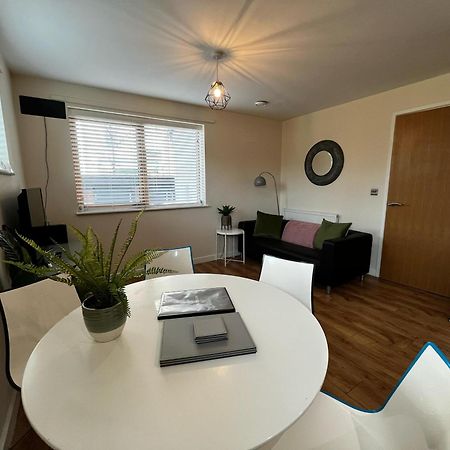 Three Bedroom Townhouse With Parking Телфорд Екстер'єр фото