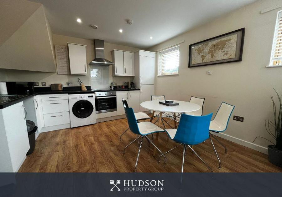 Three Bedroom Townhouse With Parking Телфорд Екстер'єр фото