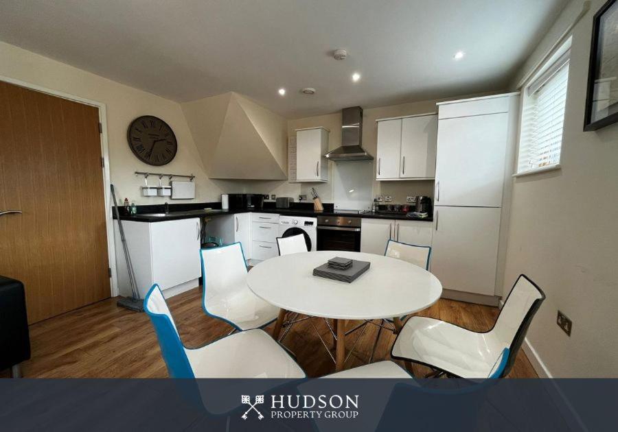 Three Bedroom Townhouse With Parking Телфорд Екстер'єр фото