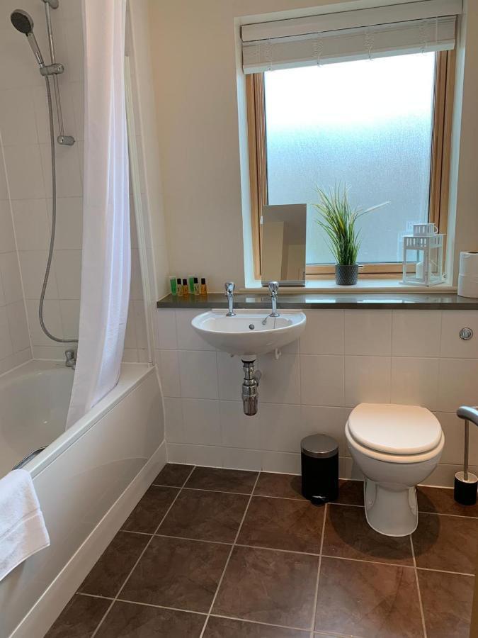 Three Bedroom Townhouse With Parking Телфорд Екстер'єр фото